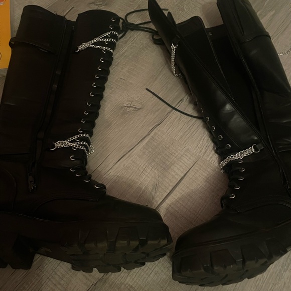 Slightly Platformed Chained Boots From Hot Topic Size 7 Not Used A Lot - Picture 1 of 3